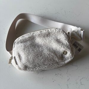 NWT Lululemon Everywhere Belt Bag 1L | fleece • white/gold